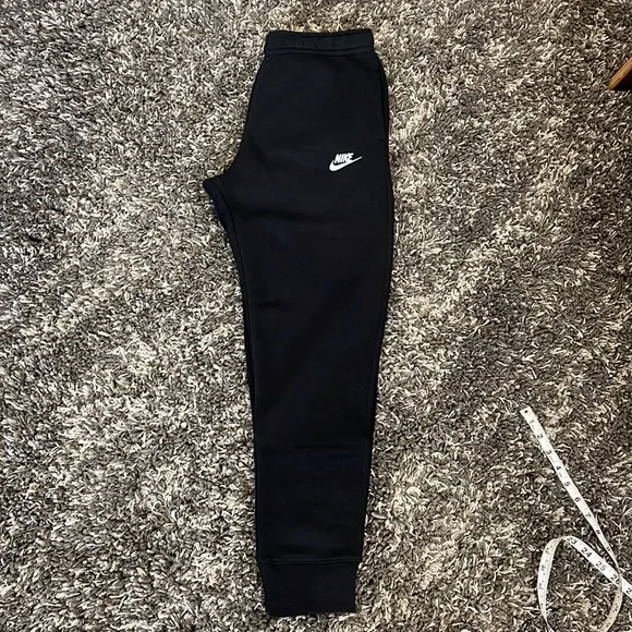 New NIKE Sportswear Standard Fit Tapered Leg Club Fleece Joggers - Picture 4 of 16